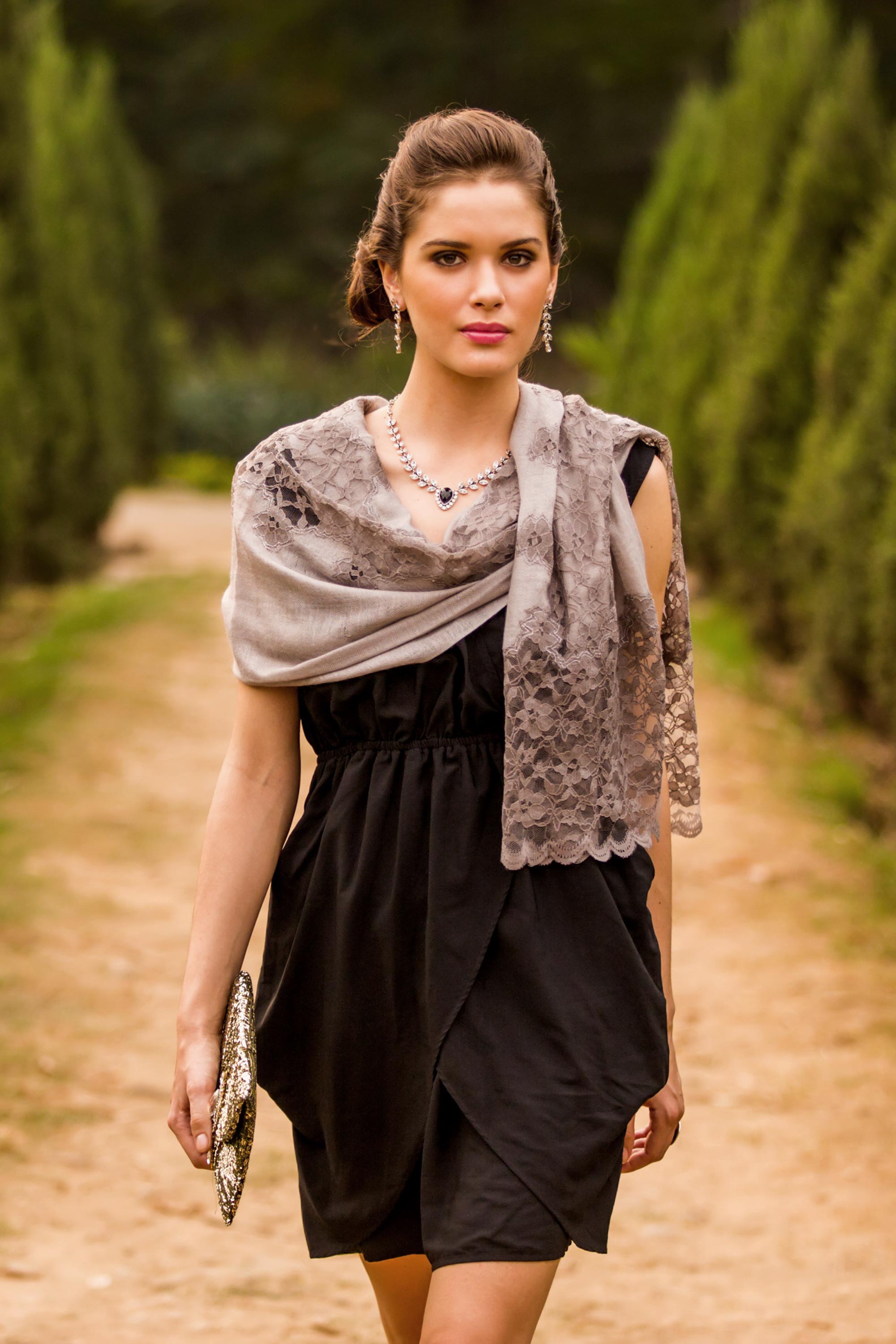 Premium Infinite Kashmir Light Gray Shawl – Ultimate Elegance