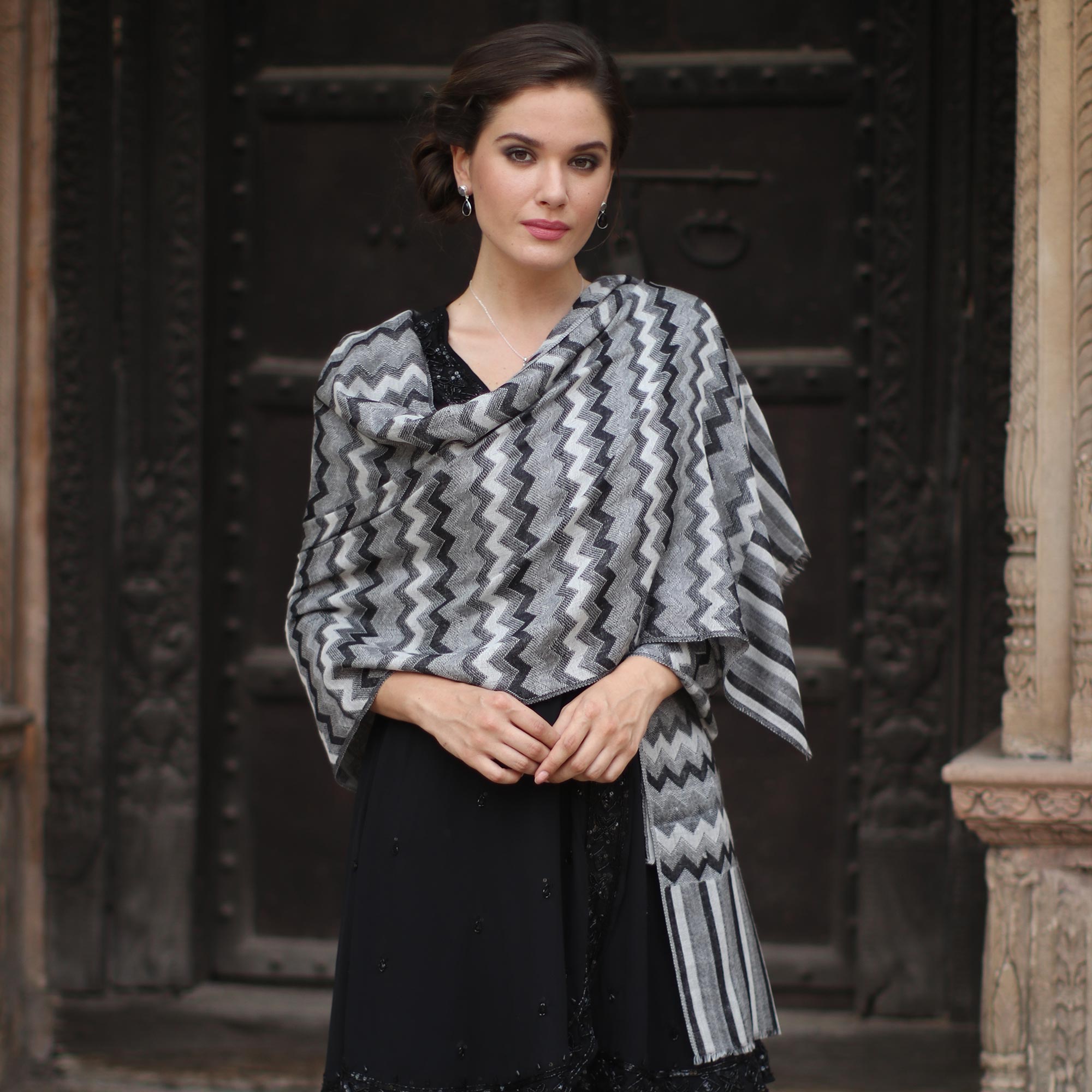 Premium Handwoven Grey Delight Shawl – Timeless Elegance in Wool