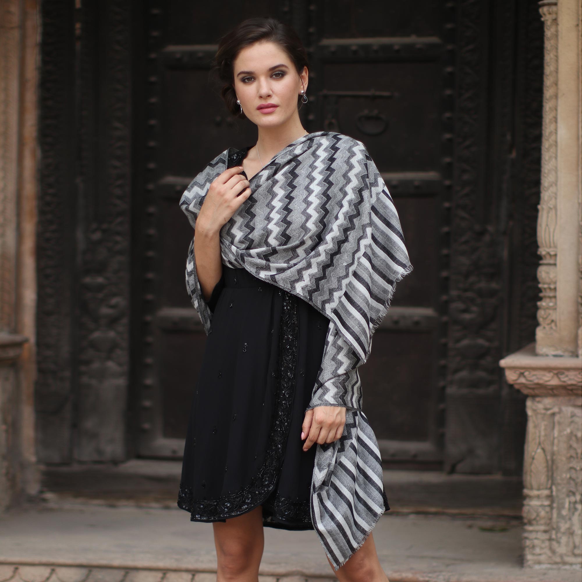 Premium Handwoven Grey Delight Shawl – Timeless Elegance in Wool